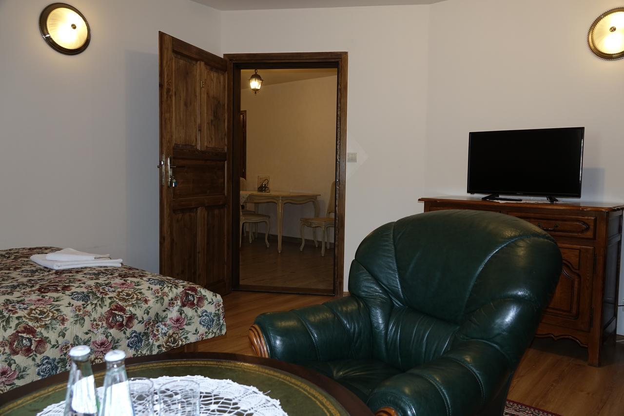Gosciniec Dworski W Ropie - Pokoje Goscinne Ropa Exterior foto